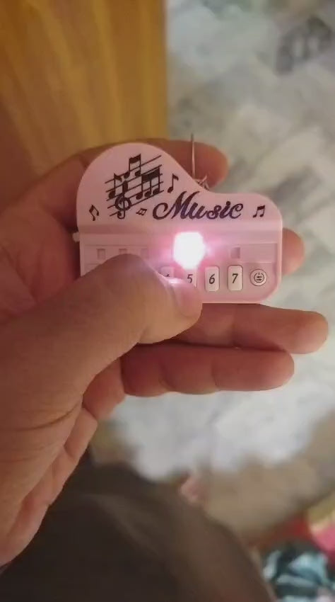 Portable Mini Piano Keychain Musical Toy - 8 Key Electronic Synthesizer Bag Charm, Interactive Birthday Gift & Party Favor - Random Colors